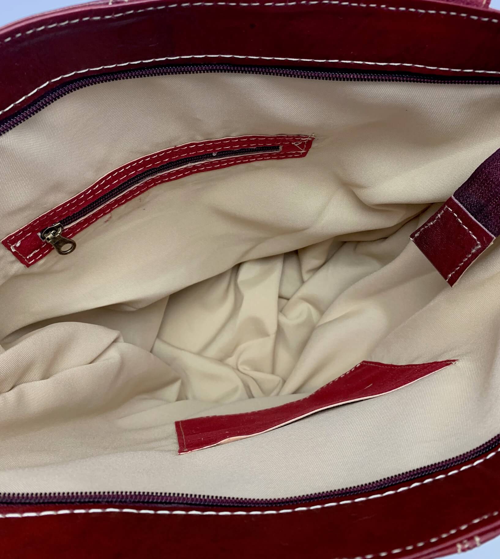 Dámská kožená kabelka s ozdobným páskem bordo MagBag