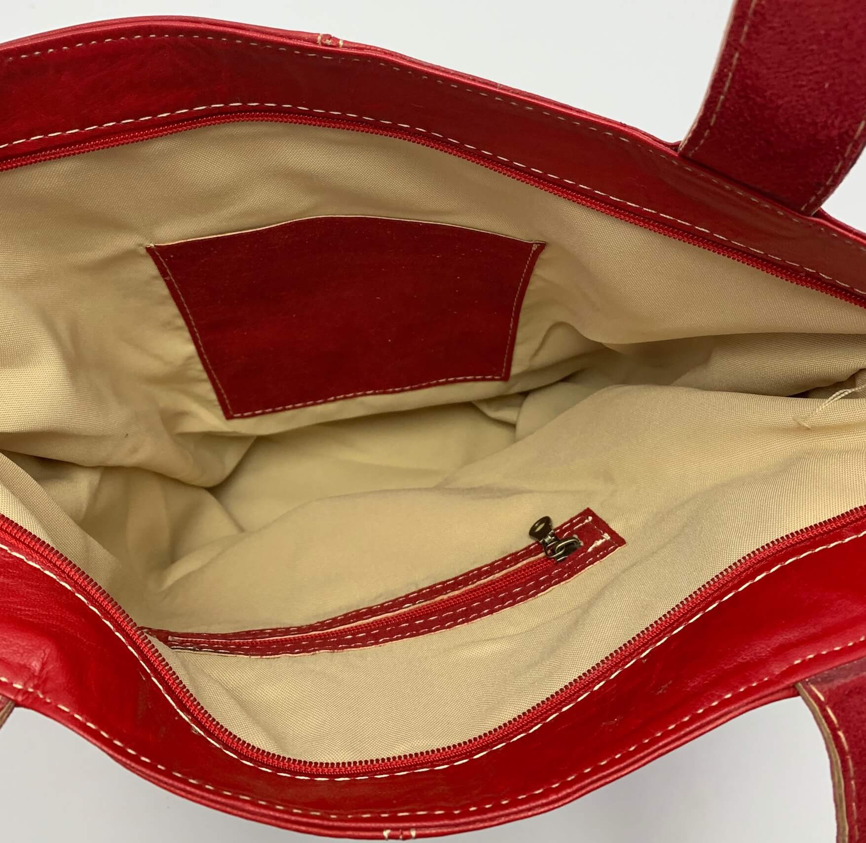 Dámská kožená kabelka s ozdobným páskem červená MagBag