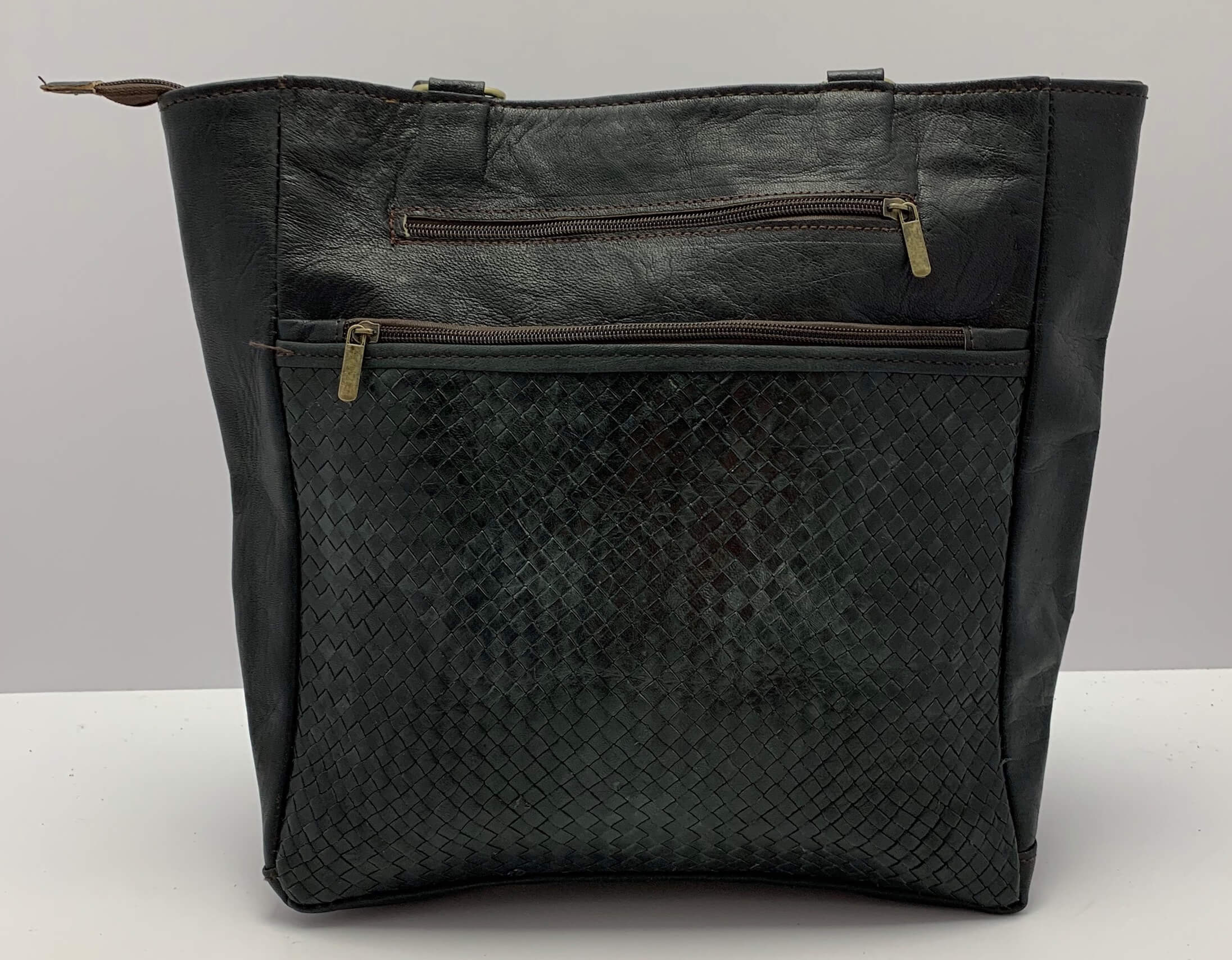 Kožená kabelka černá s kapsou a průpletem vpředu