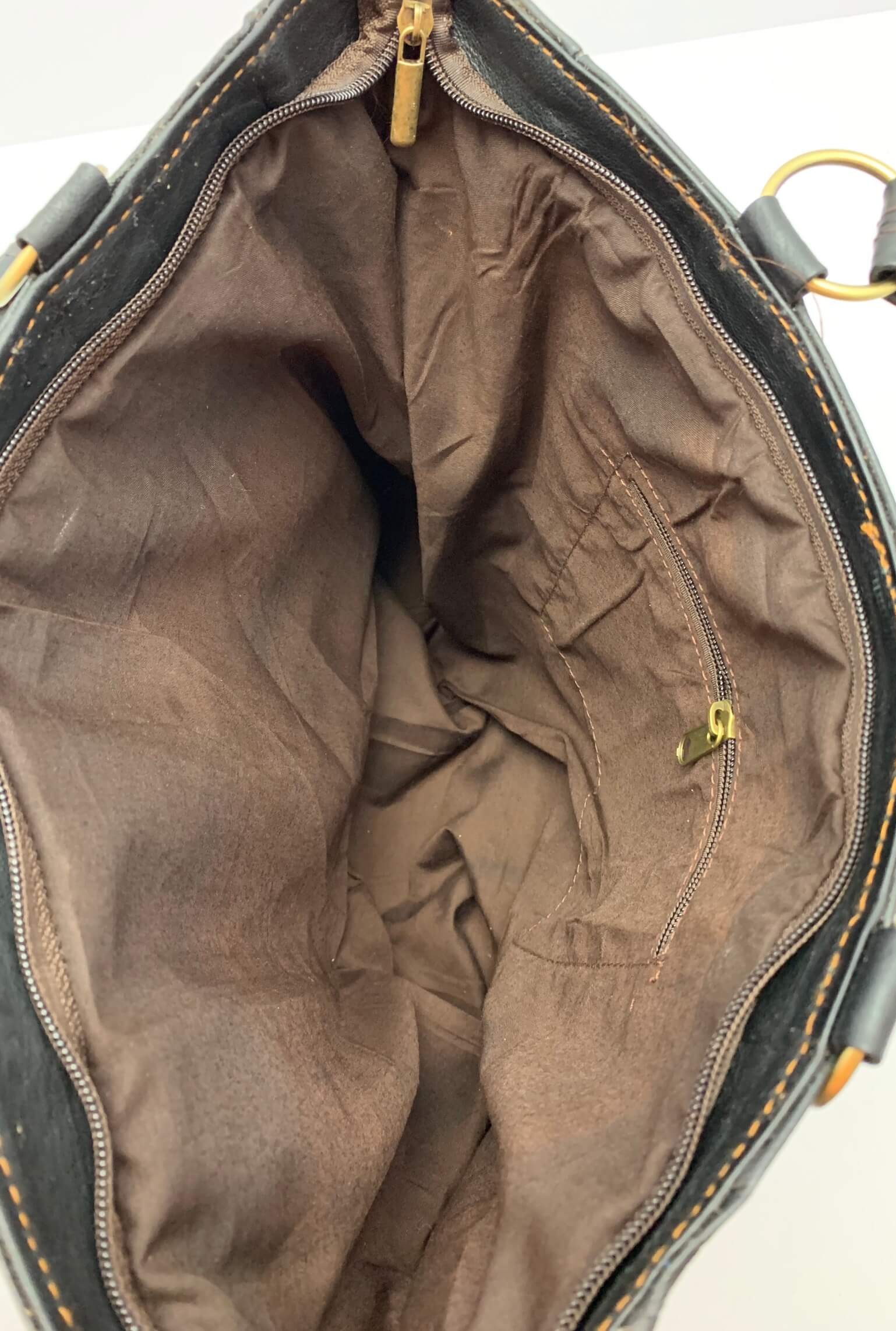 Kožená kabelka černá s kapsou a průpletem vpředu