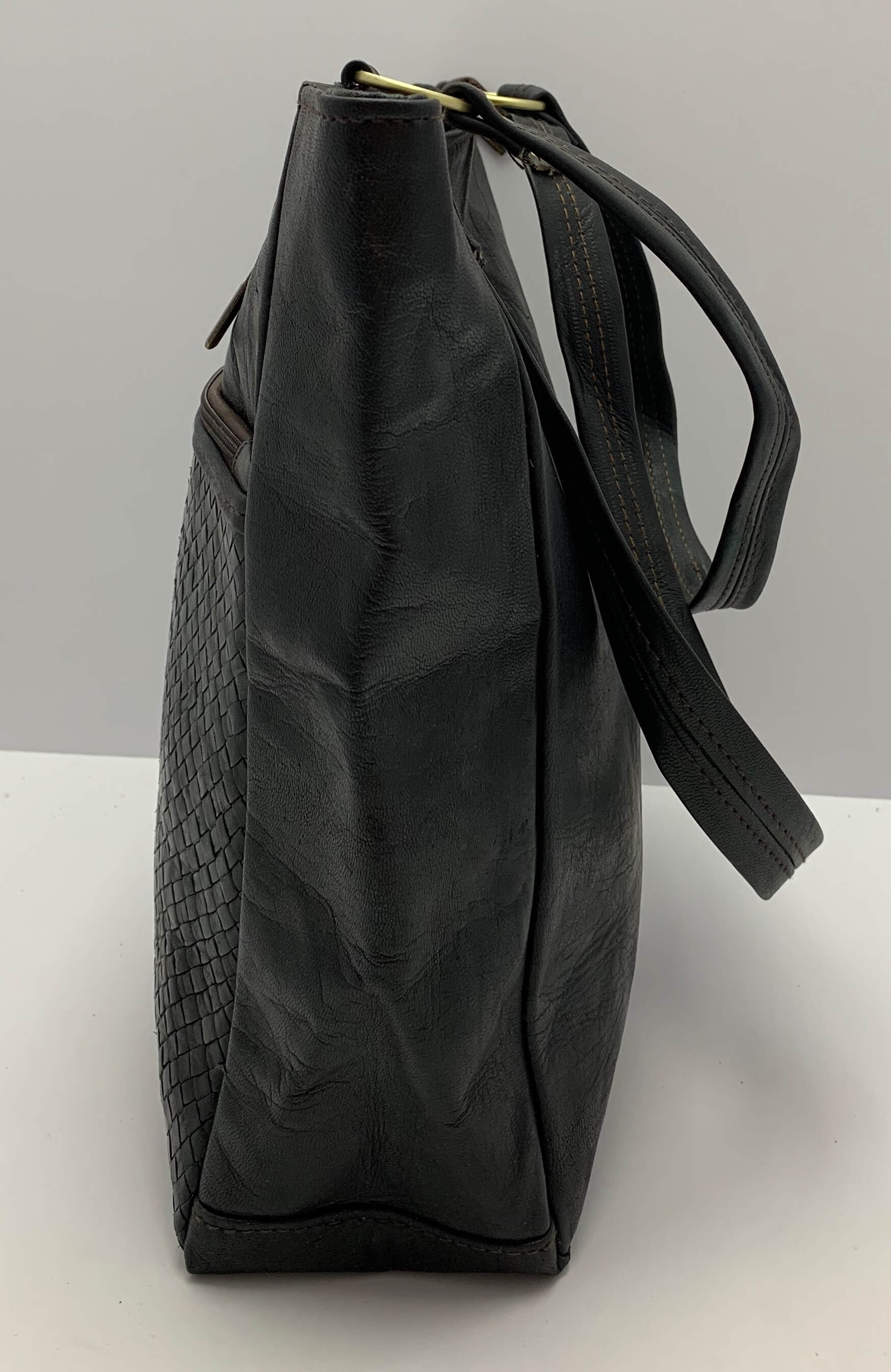 Kožená kabelka černá s kapsou a průpletem vpředu