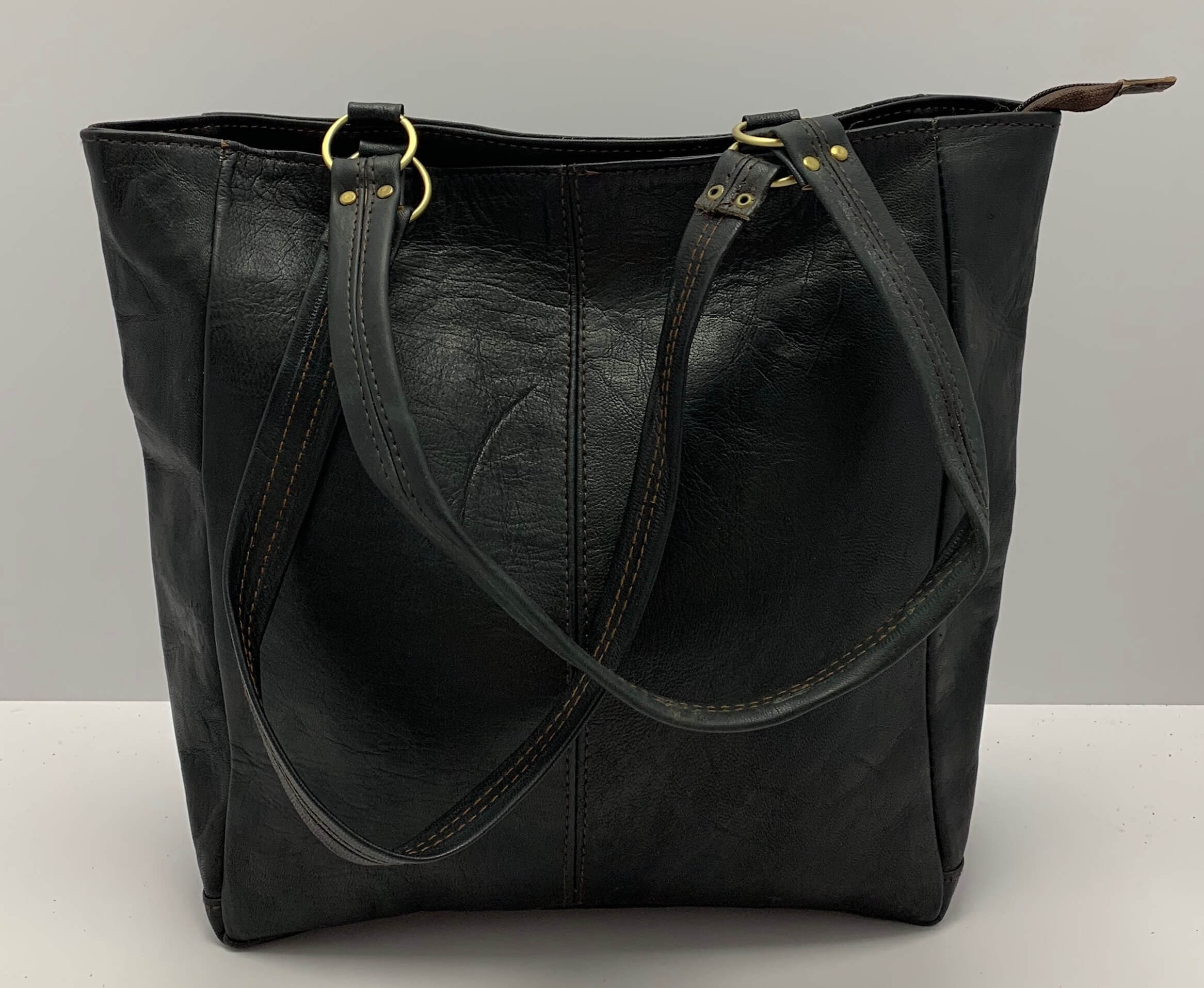 Kožená kabelka černá s kapsou a průpletem vpředu