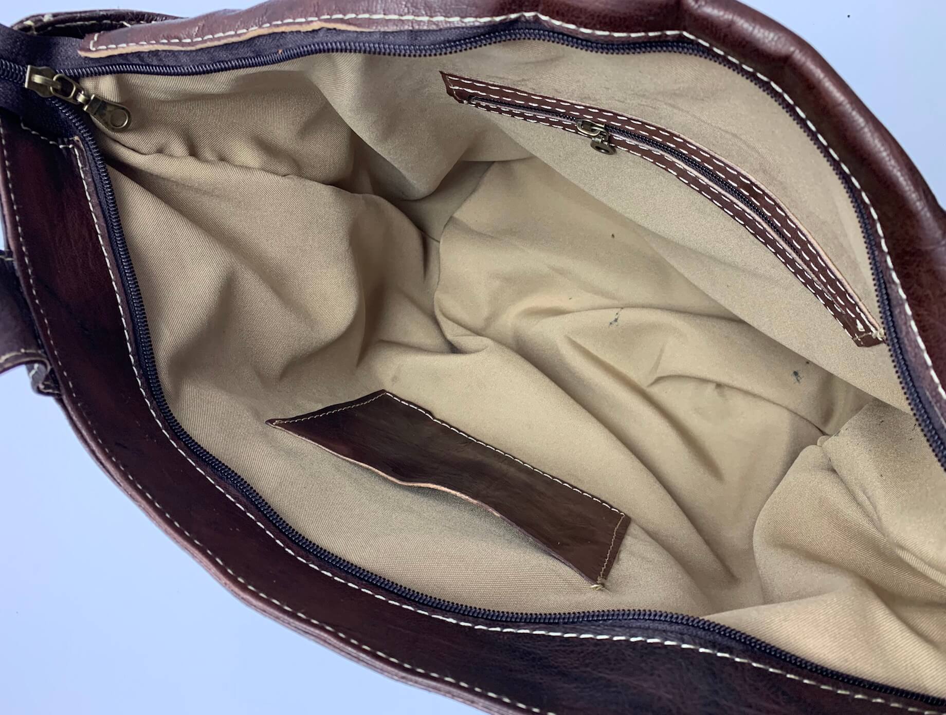 Kožená kabelka s kapsou na zip hnědá