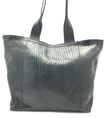 Dámská kožená kabelka s průpletem černá