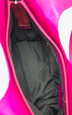 Dámská kožená kabelka se sátkem pruhovaná fialová